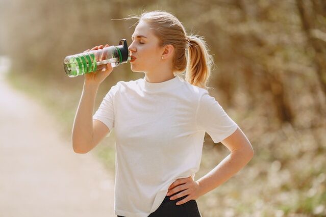 For a flat stomach, it is necessary to observe the drinking regime, to consume enough water