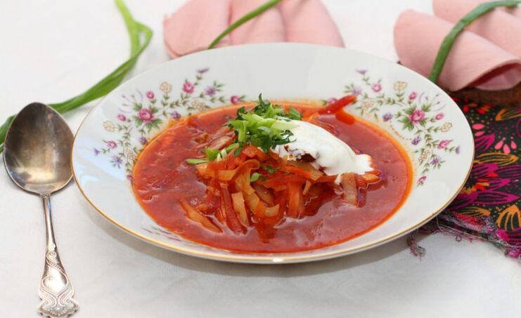 For lunch, gout sufferers can eat vegetarian borscht
