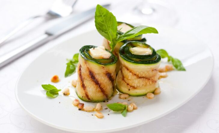 You can have dinner with gout with cottage cheese with fragrant zucchini rolls